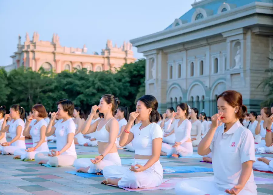 Đông đảo người tập yoga trong một sự kiện ngoài trời
