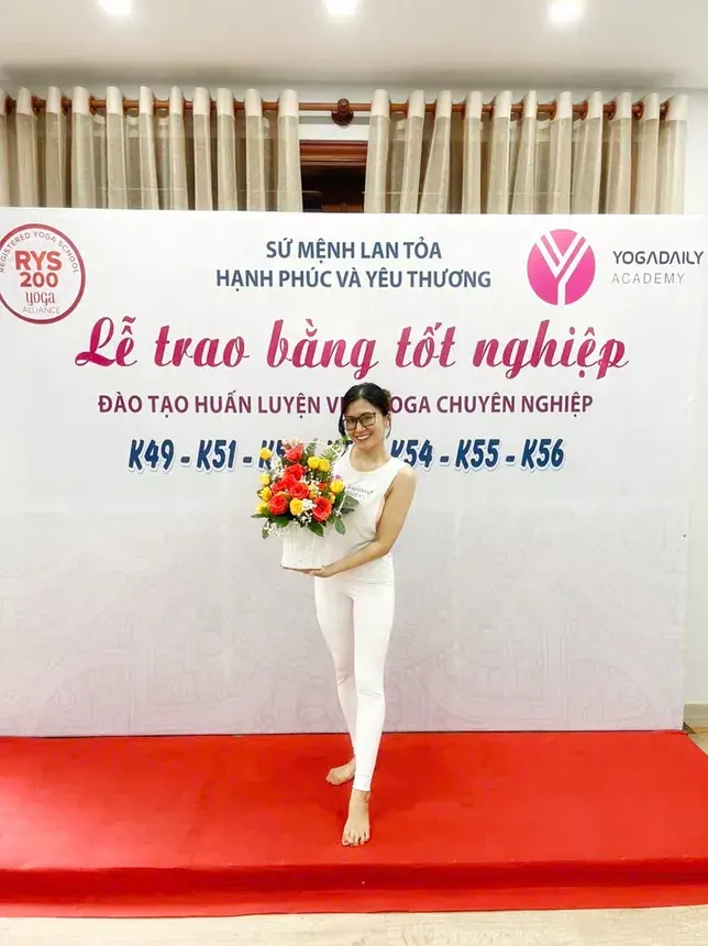 Mơ cầm hoa trong lễ tốt nghiệp huấn luyện viên yoga